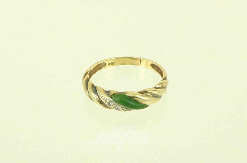 Ring mit grünem Farbstein u. 3 kl. Brillanten