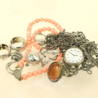 Konvolut Silberschmuck, 800er bis 925er Silber, best. aus Ketten, Anhänger, Ringe, Ohrclips, etc.