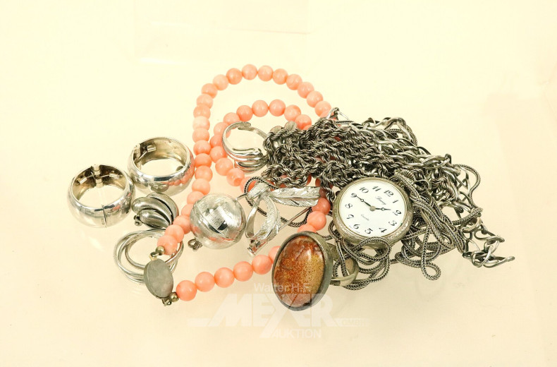 Konvolut Silberschmuck, 800er bis 925er Silber, best. aus Ketten, Anhänger, Ringe, Ohrclips, etc.