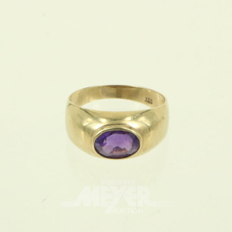 Ring mit lilafarbenem Farbstein