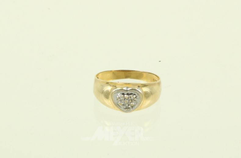 Ring mit Herzmotiv u. 3 kl. Brillanten