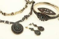 4-tlg. Schmuckset mit Granatbesatz in 900er Silber, best. aus Collier, Brosche, Armreif u. Paar Ohrhänger