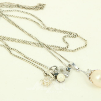 2 Ketten in Silber mit 4 Anhängern