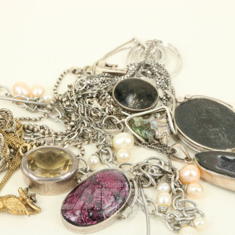 Konvolut Silberschmuck, überw. 925er Silber, best. aus Ketten u. Anhänger