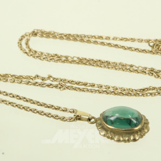 Kette mit Anhänger, besetzt mit grünem Farbstein-Cabochon