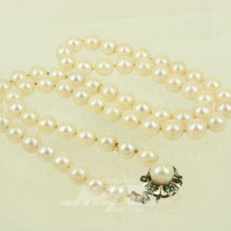 Perlenkette mit Schließe in 585 WG, besetzt mit 6 kl. grünen Farbsteinen u. 1 Perle