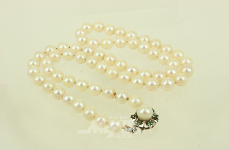 Perlenkette mit Schließe in 585 WG, besetzt mit 6 kl. grünen Farbsteinen u. 1 Perle