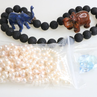 Konvolut Perlenstränge, sowie 9 geschliffene Aquamarine, 2 Figuren aus Halbedelstein u. 1 Lavakette