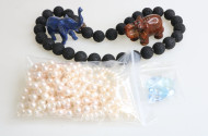 Konvolut Perlenstränge, sowie 9 geschliffene Aquamarine, 2 Figuren aus Halbedelstein u. 1 Lavakette