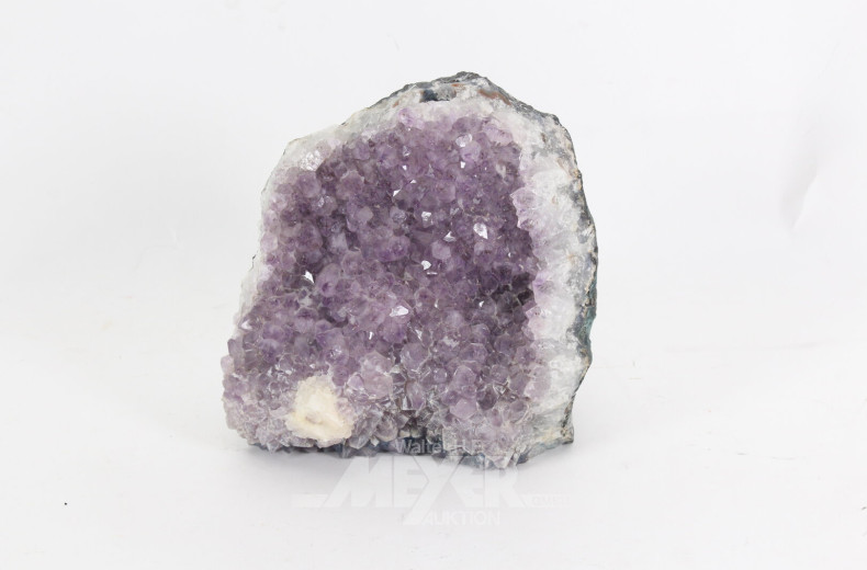 Kl. Amethystdruse, vertikal durchbohrt