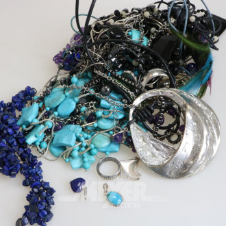 Konvolut Modeschmuck, best. Ketten, Anhänger etc.