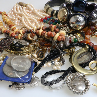 Konvolut Modeschmuck, best. aus Ketten, Armreifen, Broschen, Ohrstecker etc.