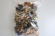 Konvolut Modeschmuck, best. aus Ketten, Armreifen, Broschen, Ohrstecker etc.