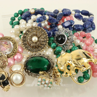 Posten Modeschmuck, u.a. Broschen, Ketten, Ohrclips