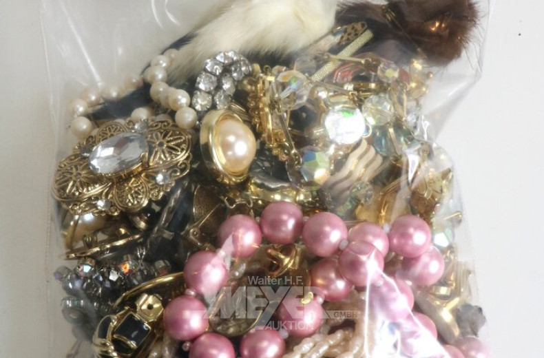 Posten Modeschmuck, u.a. Broschen, Ketten, Ohrclips