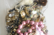 Posten Modeschmuck, u.a. Broschen, Ketten, Ohrclips