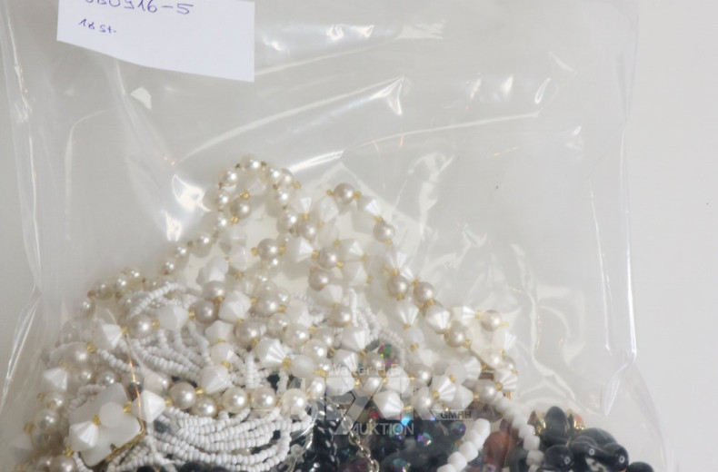 Posten Modeschmuck, 18 Ketten