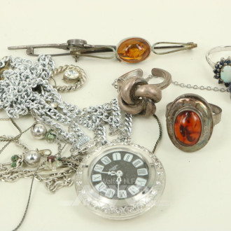 Konvolut Silber- u. Modeschmuck, best. aus Ketten, Ringe, Broschen u. Ohrstecker