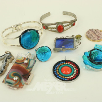 Konvolut Silber- u. Modeschmuck im Schmuckkasten, best. aus: Ketten, Anhänger, Broschen, Ringe, Armreifen etc.