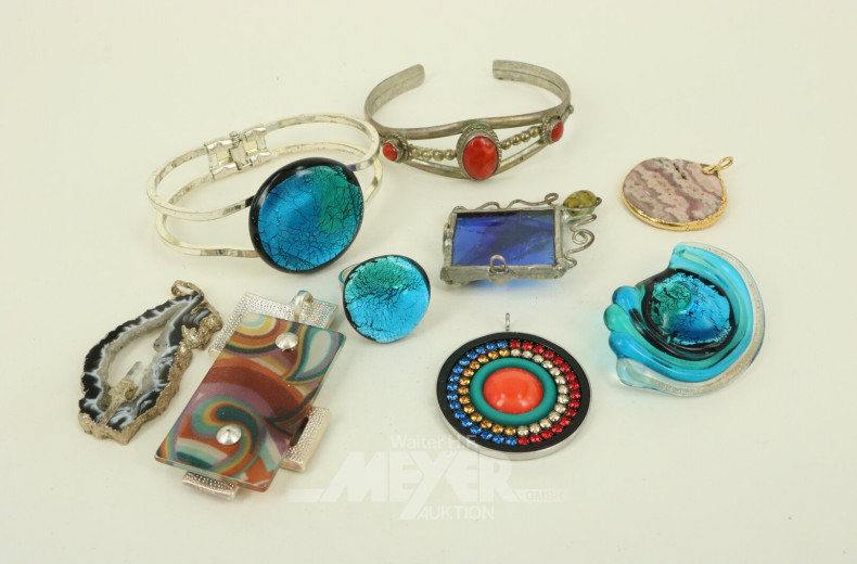 Konvolut Silber- u. Modeschmuck im Schmuckkasten, best. aus: Ketten, Anhänger, Broschen, Ringe, Armreifen etc.