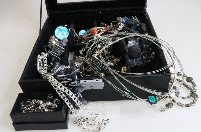 Konvolut Silber- u. Modeschmuck im Schmuckkasten, best. aus: Ketten, Anhänger, Broschen, Ringe, Armreifen etc.