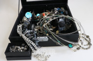 Konvolut Silber- u. Modeschmuck im Schmuckkasten, best. aus: Ketten, Anhänger, Broschen, Ringe, Armreifen etc.