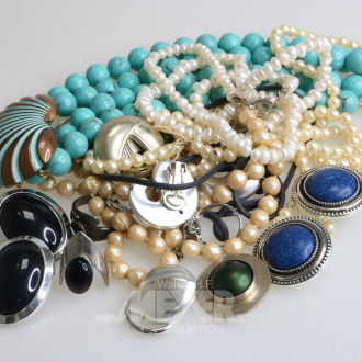 Konvolut Silber- und Modeschmuck, best. aus Ketten, Ringe, Ohrclips etc.