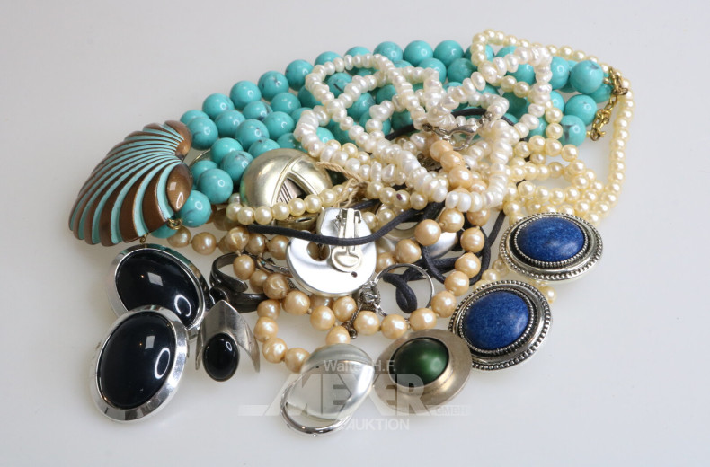 Konvolut Silber- und Modeschmuck, best. aus Ketten, Ringe, Ohrclips etc.