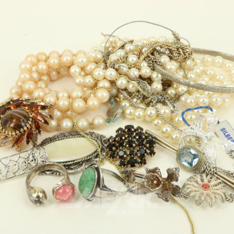 Konvolut Mode- u. Silberschmuck, best. aus Ketten, Ringe, Anhänger, Armbänder etc.