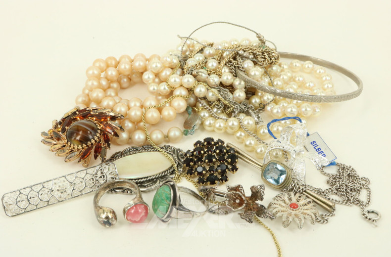 Konvolut Mode- u. Silberschmuck, best. aus Ketten, Ringe, Anhänger, Armbänder etc.