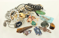 Konvolut Modeschmuck, best. aus: Ketten, Broschen, Anhänger, Ohrhänger etc.