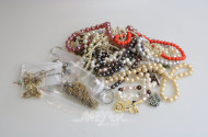 Konvolut Modeschmuck, best. aus Ketten, Ringe, Anhänger, Ohrstecker etc.