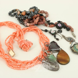 kl. Konvolut Modeschmuck u. Rohbernstein im Schmuckkoffer