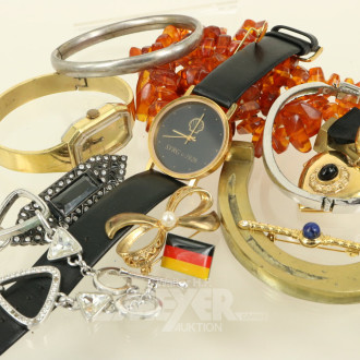 Konvolut Modeschmuck, best. aus: Bernsteinkette, Armreifen, Pins, Broschen, Anhänger, etc.