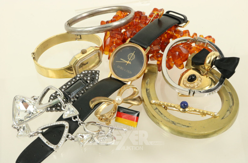 Konvolut Modeschmuck, best. aus: Bernsteinkette, Armreifen, Pins, Broschen, Anhänger, etc.