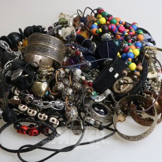 Gr. Konvolut Modeschmuck, best. aus Ketten, Ohrstecker, Armbänder etc.