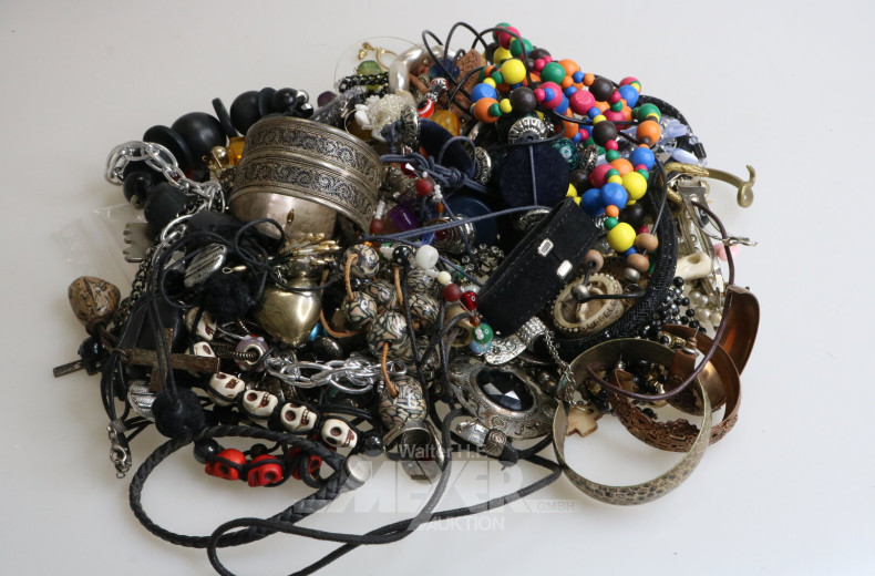 Gr. Konvolut Modeschmuck, best. aus Ketten, Ohrstecker, Armbänder etc.