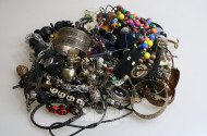 Gr. Konvolut Modeschmuck, best. aus Ketten, Ohrstecker, Armbänder etc.