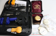 Konvolut versch. Uhrenwerke, sowie 1 Taschenuhr und 1 Set Uhrmacherwerkzeug im Etui