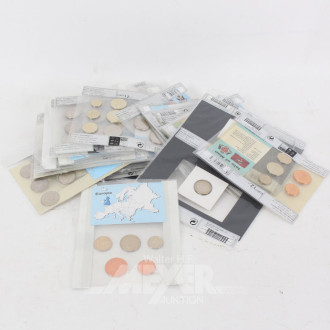 Konvolut mit Münzsätzen aus aller Welt, u.a. Kanada, Macau, USA etc.