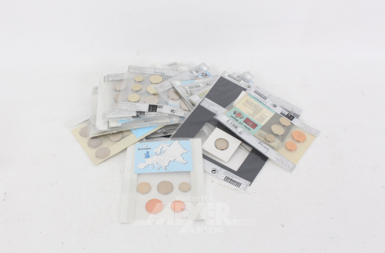 Konvolut mit Münzsätzen aus aller Welt, u.a. Kanada, Macau, USA etc.