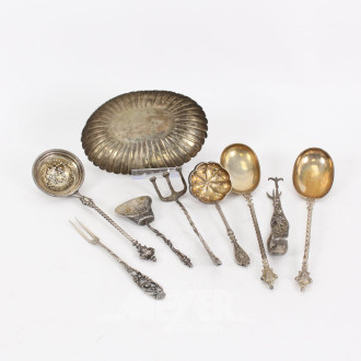 Kl. Silber-Konvolut, best. aus 8 dekorativen Besteckteilen u. 1 kl. Schale