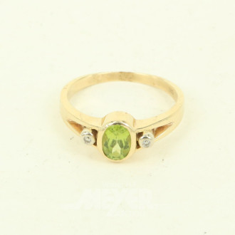 Ring mit Peridot u. 2 kl. Brillanten