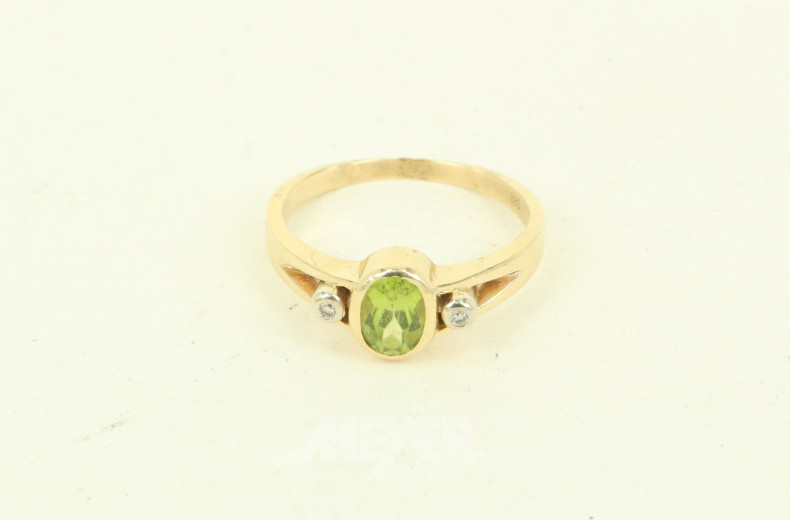 Ring mit Peridot u. 2 kl. Brillanten