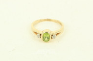 Ring mit Peridot u. 2 kl. Brillanten