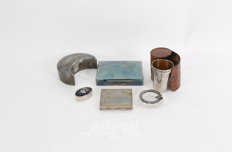 Konvolut versch. Aufbewahrungsdosen versilbert, sowie 2 Becher u. 1 kl. Aschenbecher mit Rand in 835er Silber