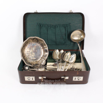 Konvolut div. Besteckteile, tlw. 12 Lot, sowie 3 Anbietschalen u. 12 Messerbänkchen in kl. Koffer