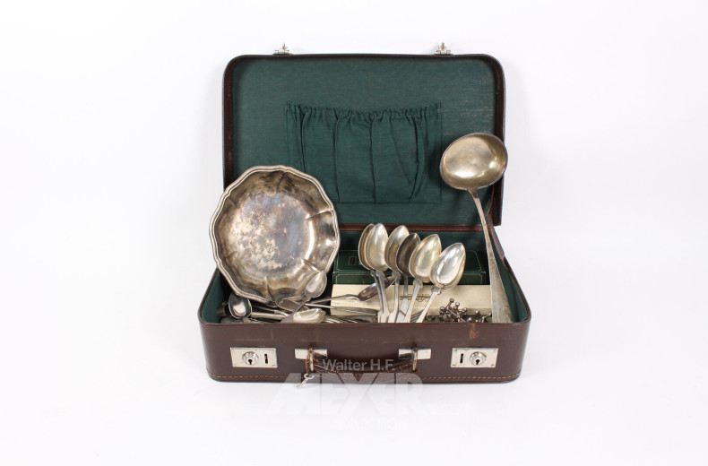 Konvolut div. Besteckteile, tlw. 12 Lot, sowie 3 Anbietschalen u. 12 Messerbänkchen in kl. Koffer