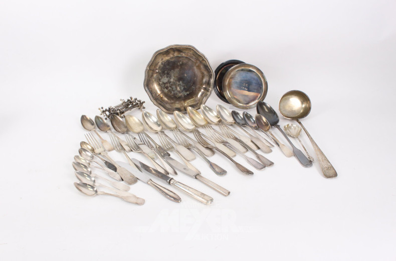 Konvolut div. Besteckteile, tlw. 12 Lot, sowie 3 Anbietschalen u. 12 Messerbänkchen in kl. Koffer