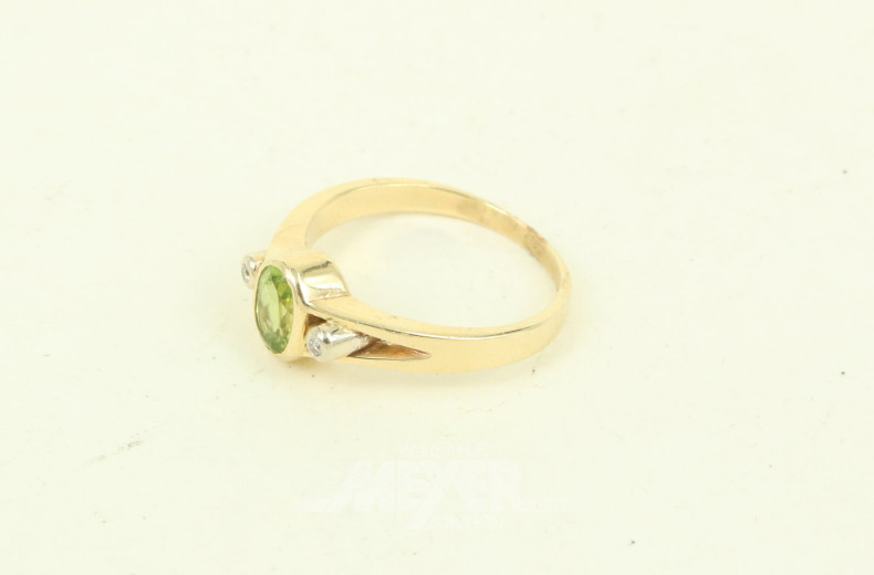 Ring mit Peridot u. 2 kl. Brillanten